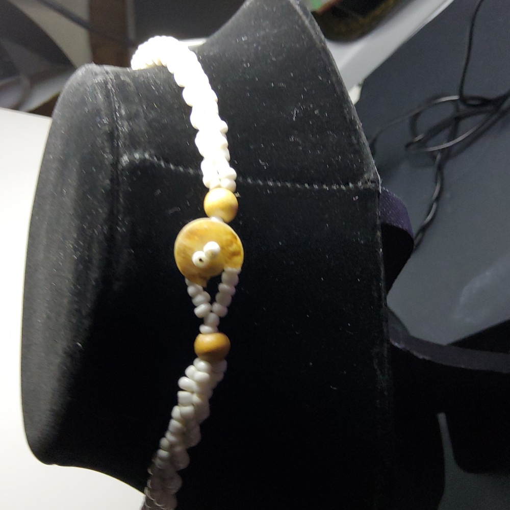 Mother of Pearl Shell Necklace - Picture 4 of 5